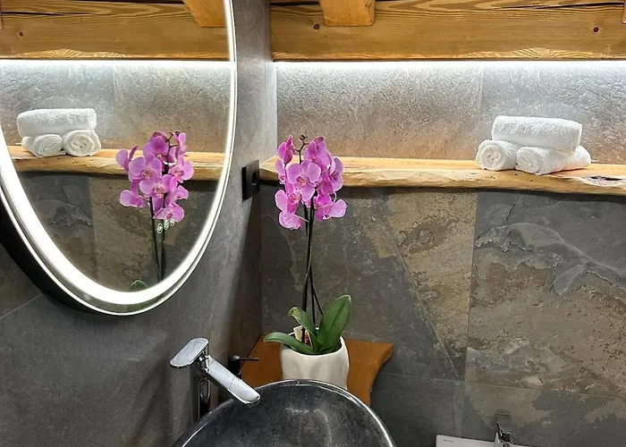 Paradise - Ski-in Luxury With Sauna & Panoramic Mountain Views In